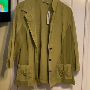 Chico’s Zenergy Rita mix 3/4 sleeve light weight jacket. Olive green